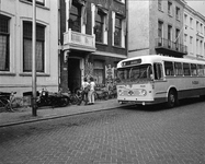 70916 Gezicht op de ondergevel van het gekraakte pand Stationsstraat 21 te Utrecht, met rechts lijnbus 54 van de NBM ...